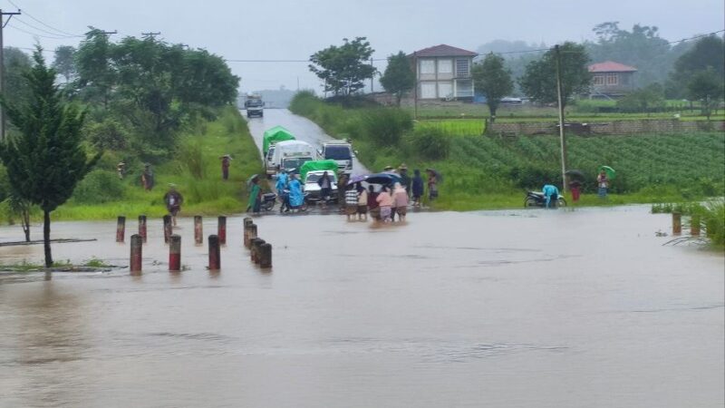 ပင်လောင်းမြို့နယ် မိုးအဆက်မပြတ်ရွာသွန်းမှုကြောင့် သွားလာမှုအခက်အခဲကြုံနေရ