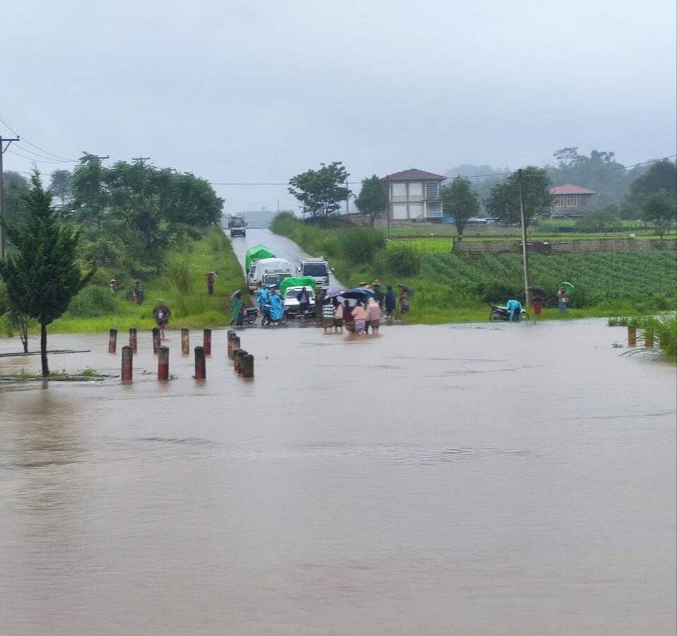 ပင်လောင်းမြို့နယ် မိုးအဆက်မပြတ်ရွာသွန်းမှုကြောင့် သွားလာမှုအခက်အခဲကြုံနေရ