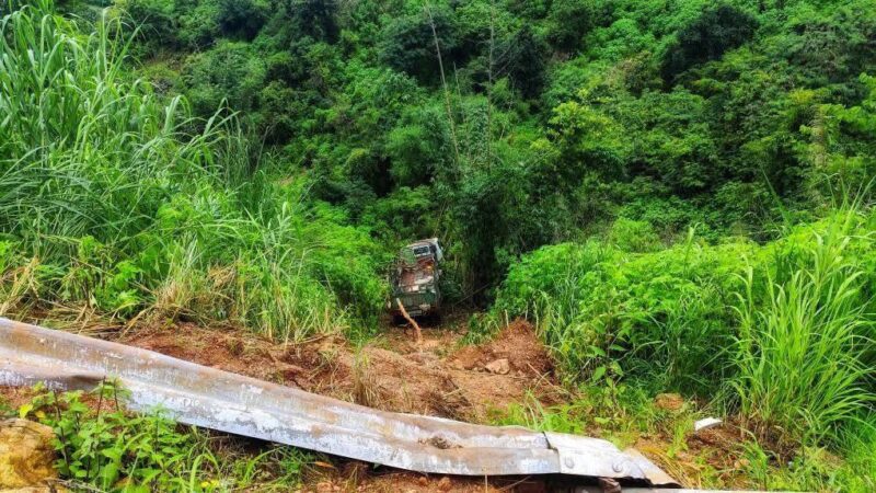 အရှိန်လွန်ပြီး လမ်းဘေးတွင်ကားတိမ်းမှောက်မှုဖြစ်ပွားခဲ့