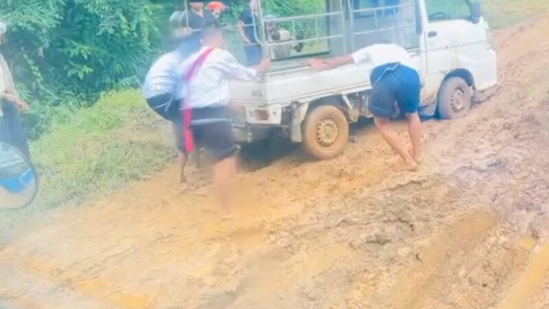 မိုးသည်းထန်စွာရွာသွန်းမှုကြောင့်လမ်းများပျက်စီး