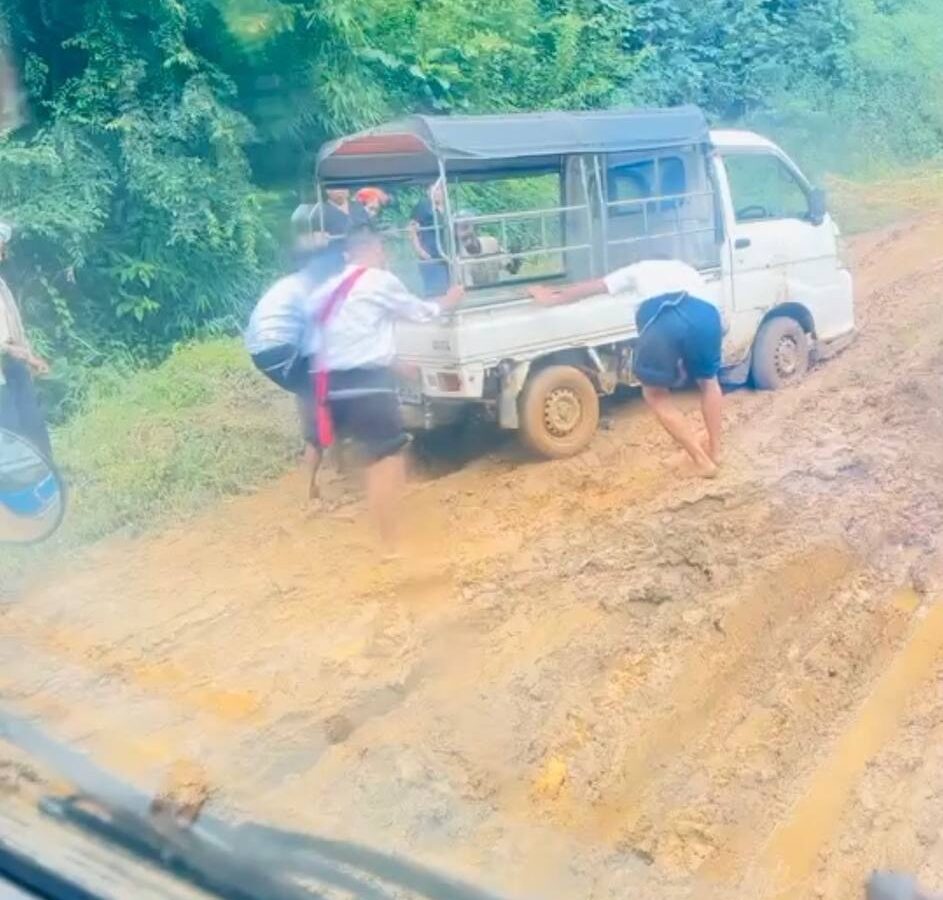 မိုးသည်းထန်စွာရွာသွန်းမှုကြောင့်လမ်းများပျက်စီး