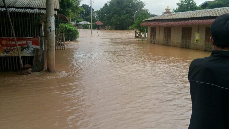 ရွှေအင်းတိန်ချောင်းတွင် ရေလျံပြီး လမ်းများပျက်စီးနေ