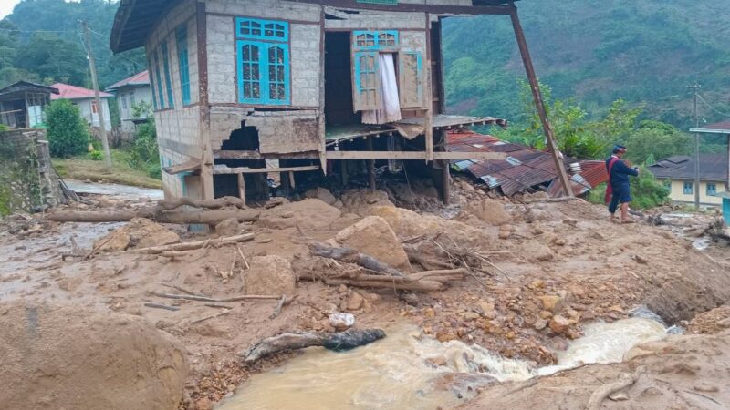 ထီဝါးလီးကျေးရွာနှင့်ကောင်မောင်းကျေးရွာ၌ မိုးကြီး မြေပြိုမှုကြောင့် ပျက်စီးဆုံးရှုံးမှုများရှိနေ       Landslides and Flooding Cause Damage in Hti Wa Li and Kaung Maung Villages