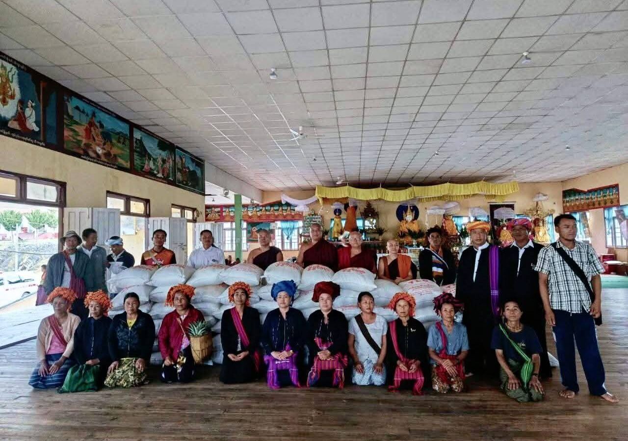 ဟိုပုံးမြို့နယ်၊ ဆရာတော်သံဃာတော်များနှင့် တကာ/တကာမများက ဆန်အိတ် (၁၀၀)နှင့် အလှူငွေ (၂၇)သိန်းအပါအဝင် လူသုံးကုန်ပစ္စည်းများ သွားရောက်လူဒါန်းပေး