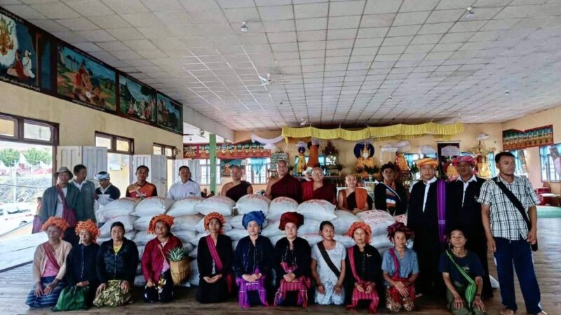 ဟိုပုံးမြို့နယ်၊ ဆရာတော်သံဃာတော်များနှင့် တကာ/တကာမများက ဆန်အိတ် (၁၀၀)နှင့် အလှူငွေ (၂၇)သိန်းအပါအဝင် လူသုံးကုန်ပစ္စည်းများ သွားရောက်လူဒါန်းပေး