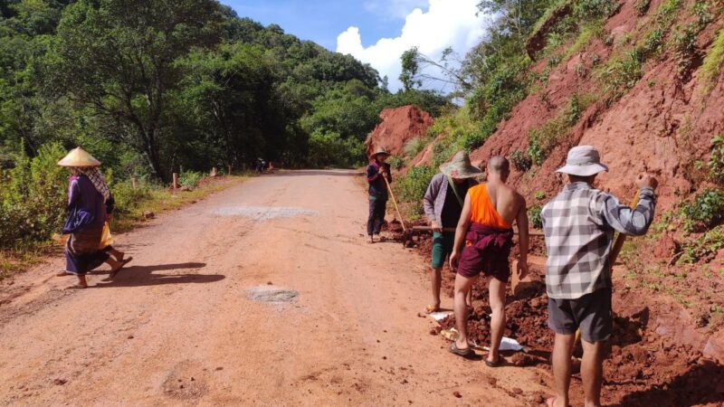 ဂျာမာနီလမ်း ပျက်စီးမှုကြောင့် စိန်ပန်းရွာ လူငယ်များ လုပ်အားပေး ပြန်လည်ပြုပြင်Youth from Sein Pan Village Assist in Repairing  Road Named Germany Road Damaged by Heavy Rain
