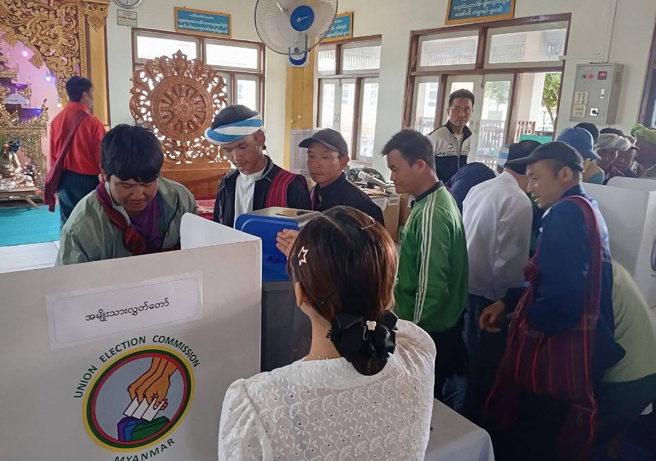 ကျောက်တလုံးကြီးမြို့တွင် မဲပေးစက်(MEVM)အသုံးပြုနည်း လက်တွေ့ပညာပေးစမ်းသပ်မဲပေးခြင်း အစီအစဉ်ဆောင်ရွက်နေ
