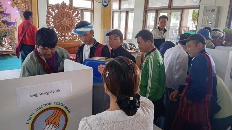ကျောက်တလုံးကြီးမြို့တွင် မဲပေးစက်(MEVM)အသုံးပြုနည်း လက်တွေ့ပညာပေးစမ်းသပ်မဲပေးခြင်း အစီအစဉ်ဆောင်ရွက်နေ