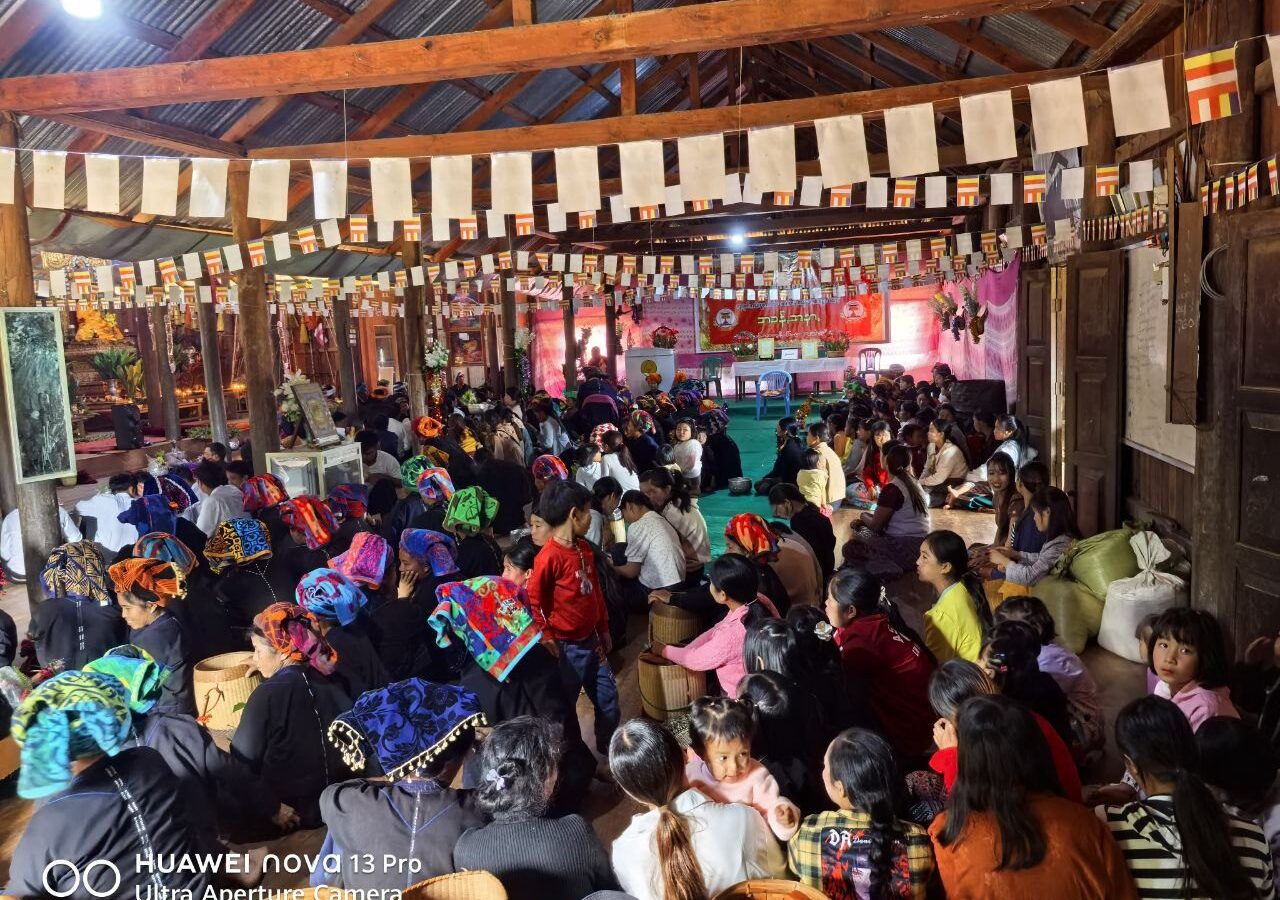 နောင်မက်မီကျေးရွာ၌ အကြီးတန်းအောင်သံဃာ(၂) ပါးကို ဂုဏ်ပြုလက်မှတ်ဆက်ကပ်ခြင်း