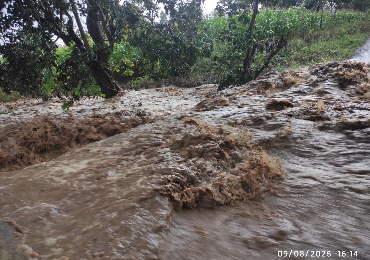 မိုးအဆက်မပြတ်ရွာသွန်းမှုကြောင့် ပြည်သူများလမ်းပန်းသွားလာရေးအခက်အခဲရှိ