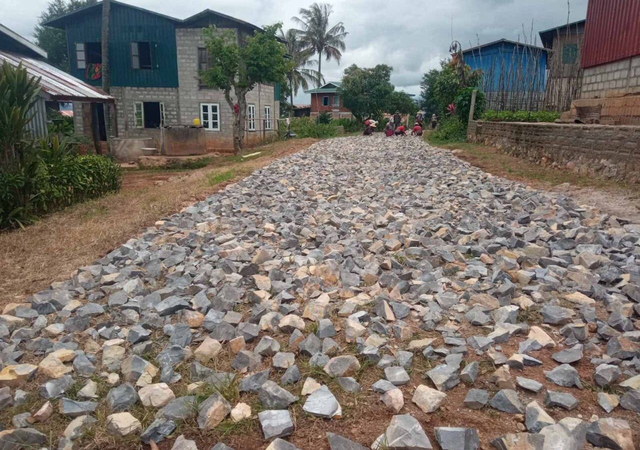 ဆတ်သေရွာ ဒုံထင်​ရပ်ကွ​က်မှ ကိုယ်ထူကိုယ်ထ ကွန်ကရစ်လမ်းများခင်းနေ