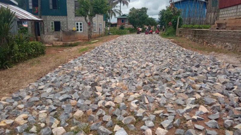 ဆတ်သေရွာ ဒုံထင်​ရပ်ကွ​က်မှ ကိုယ်ထူကိုယ်ထ ကွန်ကရစ်လမ်းများခင်းနေ