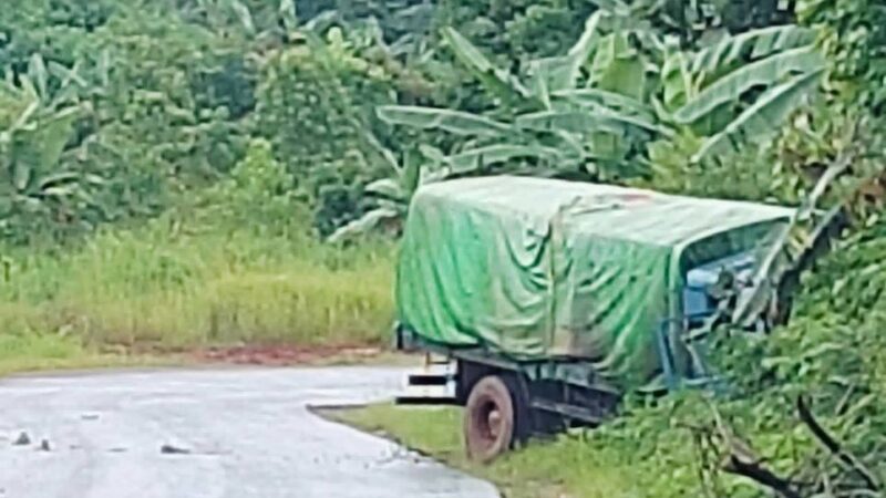 ကုန်တင်ကားတစ်စီး  ကက္ကူဘုရားအကျော် ပင်စုံရွာ၌ ယာဉ်တိမ်းမှောက်မှုဖြစ်