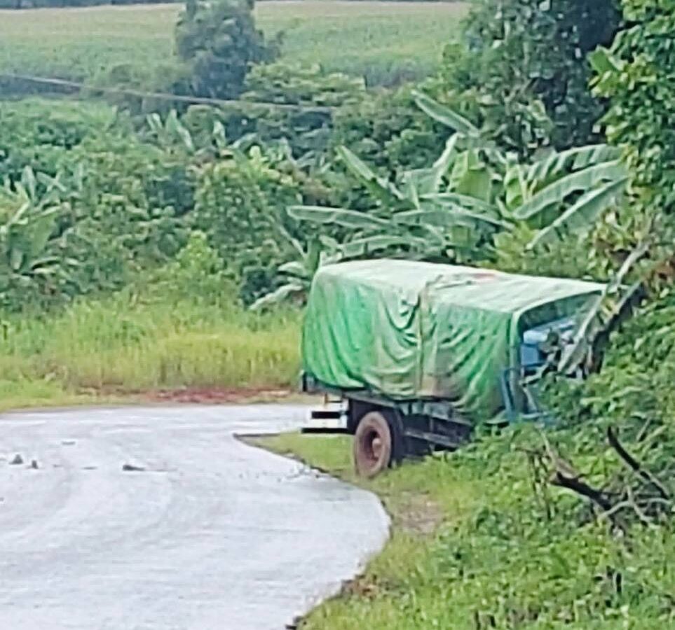 ကုန်တင်ကားတစ်စီး  ကက္ကူဘုရားအကျော် ပင်စုံရွာ၌ ယာဉ်တိမ်းမှောက်မှုဖြစ်