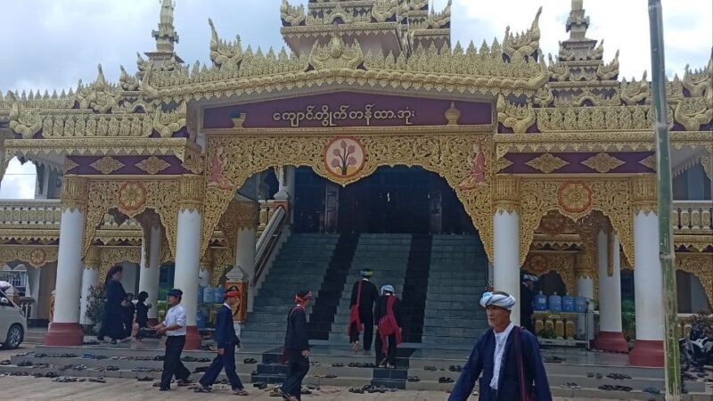 ထာအုံကျောင်ꩻတွိုက်ꩻတန်အကို မာလွေꩻ ဗွေႏမျတ်ဘုရာꩻဖောင်ႏတောႏဦး ဗုဒ္ဓပူဇနိယပွယ်ꩻ တွမ်ႏ နာႏလွေꩻပါ “သွုꩻသွမ်ꩻကျောင်ꩻ မျက်နှာကျက်”