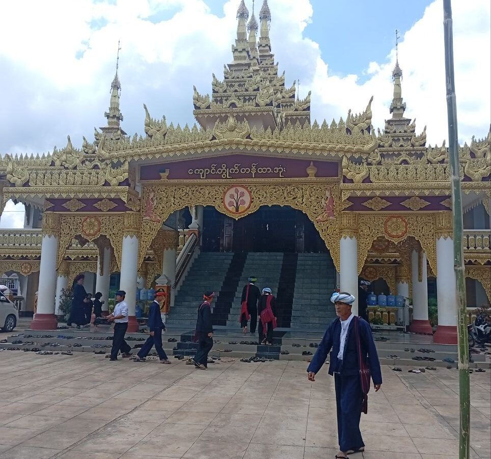 ထာအုံကျောင်ꩻတွိုက်ꩻတန်အကို မာလွေꩻ ဗွေႏမျတ်ဘုရာꩻဖောင်ႏတောႏဦး ဗုဒ္ဓပူဇနိယပွယ်ꩻ တွမ်ႏ နာႏလွေꩻပါ “သွုꩻသွမ်ꩻကျောင်ꩻ မျက်နှာကျက်”