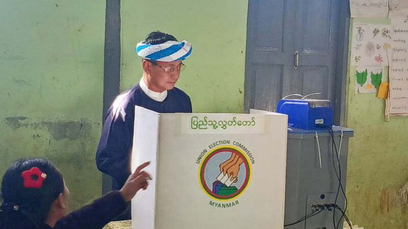 အမျိုးသားကာကွယ်ရေးနှင့်လုံခြုံရေးကောင်စီ၏ ဗဟိုအကြံပေးအဖွဲ့ဝင် ဦးခွန်စံလွင်  ၂၀၂၅ ခုနှစ် ပါတီစုံဒီမိုကရေစီ အထွေထွေရွေးကောက်ပွဲတွင် မဲပေးနေသည့်မြင်ကွင်း