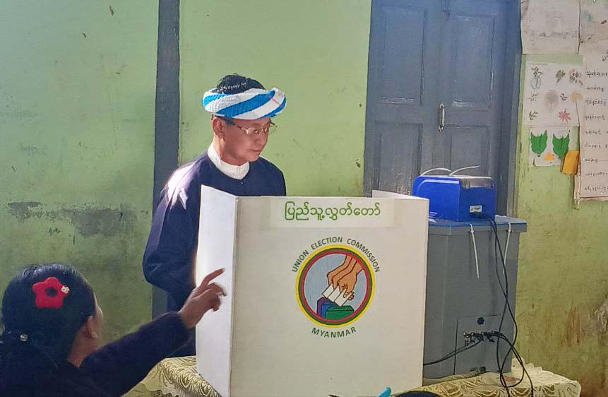 အမျိုးသားကာကွယ်ရေးနှင့်လုံခြုံရေးကောင်စီ၏ ဗဟိုအကြံပေးအဖွဲ့ဝင် ဦးခွန်စံလွင်  ၂၀၂၅ ခုနှစ် ပါတီစုံဒီမိုကရေစီ အထွေထွေရွေးကောက်ပွဲတွင် မဲပေးနေသည့်မြင်ကွင်း