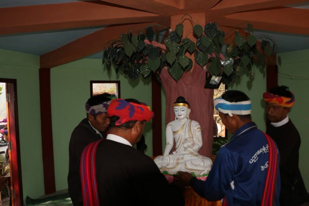 တဲခဲရွာ“ခမ်းလေရောင်ႏဟွိုႏစေတီတော်သို့ ဗုဒ္ဓရုပ်ပွါးတော်စေတီများပင့်ဆောင်ပူဇော်ပွဲ