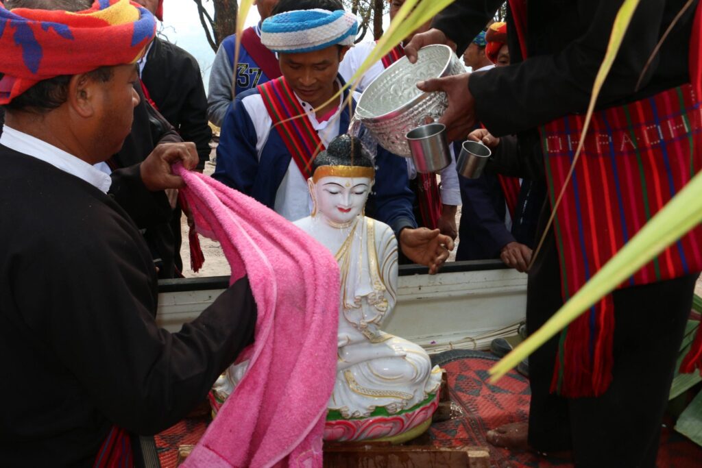 တဲခဲရွာ“ခမ်းလေရောင်ႏဟွိုႏစေတီတော်သို့ ဗုဒ္ဓရုပ်ပွါးတော်စေတီများပင့်ဆောင်ပူဇော်ပွဲ