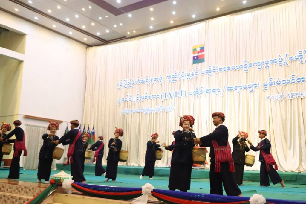 ရှမ်းပြည်နယ်အစိုးရအဖွဲ့ ကူညီပံ့ပိုးမှုနှင့် ပအိုဝ်းစာပေယဉ်ကျေးမှု(ဗဟို)တို့ ပူးပေါင်းဖွင့်လှစ်သော (TA/LT)ပအိုဝ်းဆရာ/ဆရာမများ