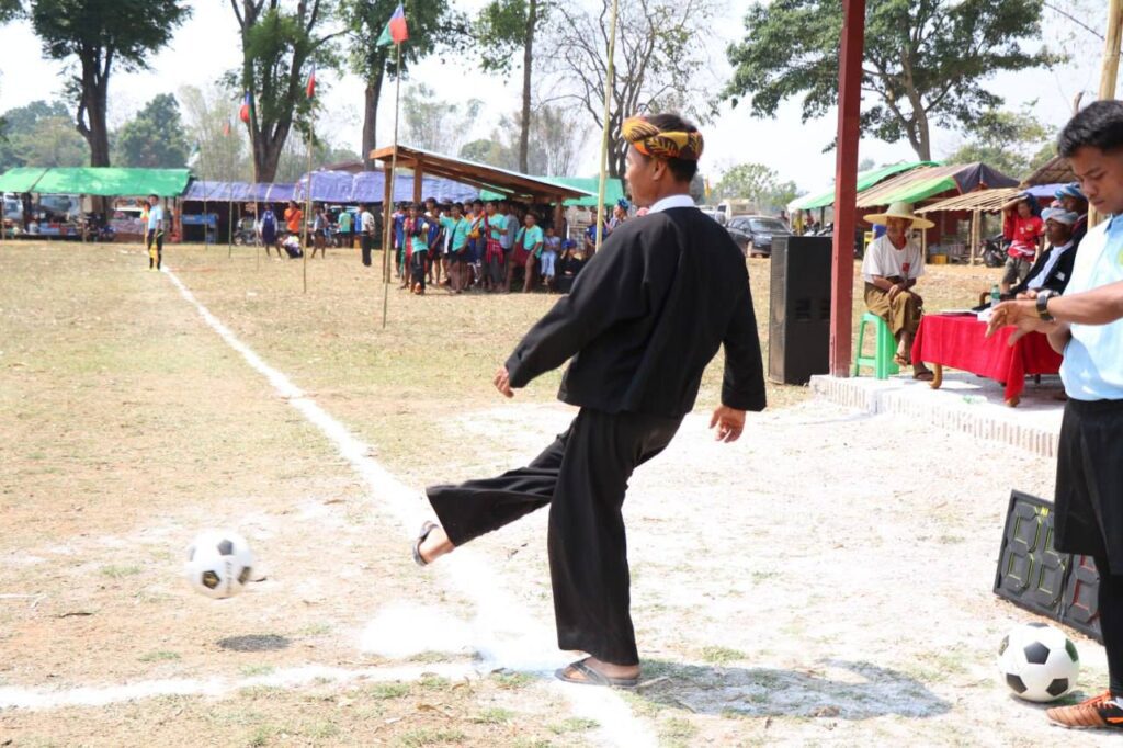 ဆီဆိုင်မြို့နယ်၊ ပါလောပါကယ်ကျေးရွာအုပ်စု၊ လွယ်ဆန်ဆစ်ကျေးရွာတွင် နှစ်သစ်ကူးအထိမ်းအမှတ်ဖလား ဘောလုံးပြိုင်ပွဲ ဖွင့်ပွဲကျင်းပ
