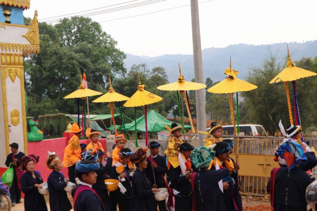 ဝါးတောရွာတွင် ပအိုဝ်းရိုးရာရှင်လောင်းပွဲကို စည်းကားသိုက်မြိုက်စွာကျင်းပ
