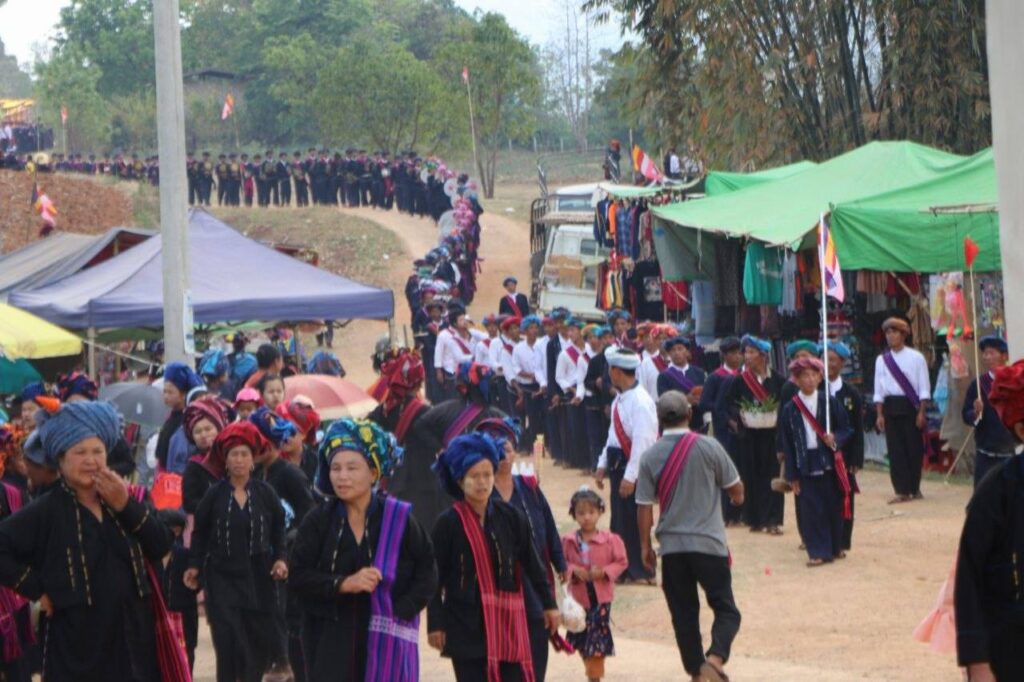 ဝါးတောရွာတွင် ပအိုဝ်းရိုးရာရှင်လောင်းပွဲကို စည်းကားသိုက်မြိုက်စွာကျင်းပ