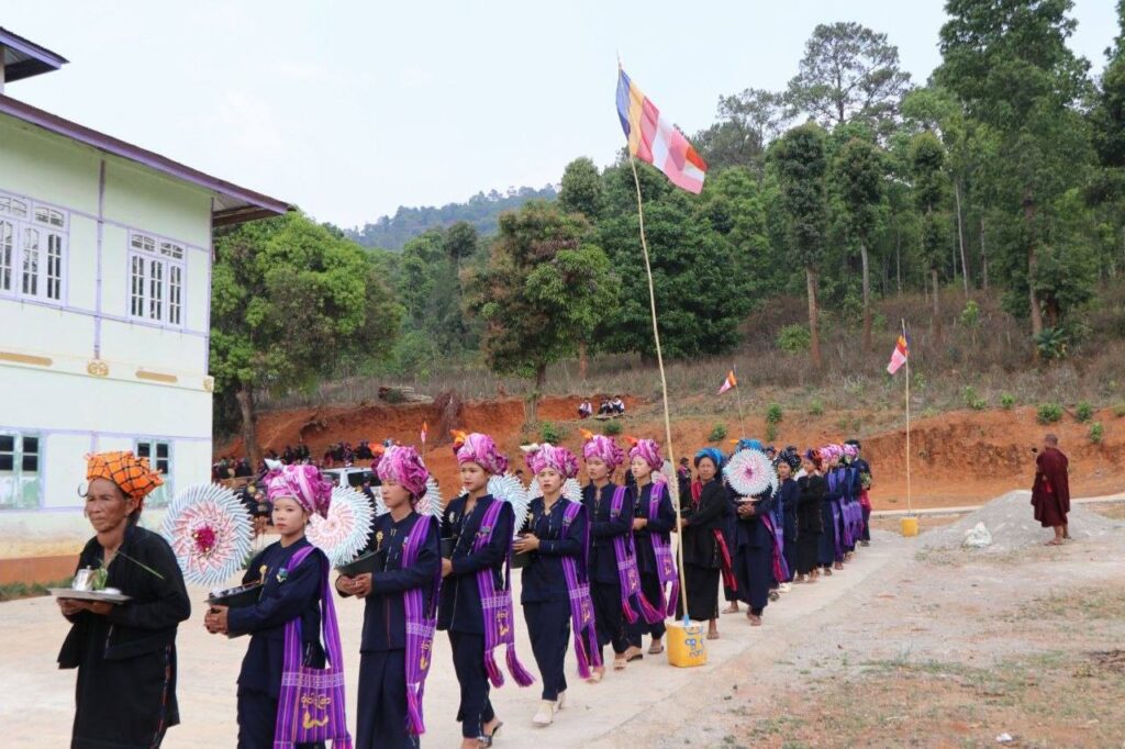 ဝါးတောရွာတွင် ပအိုဝ်းရိုးရာရှင်လောင်းပွဲကို စည်းကားသိုက်မြိုက်စွာကျင်းပ