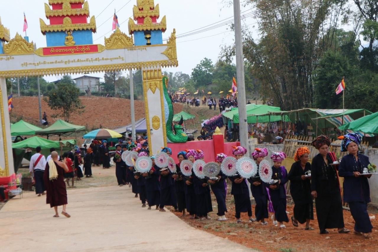 ဝါးတောရွာတွင် ပအိုဝ်းရိုးရာရှင်လောင်းပွဲကို စည်းကားသိုက်မြိုက်စွာကျင်းပ