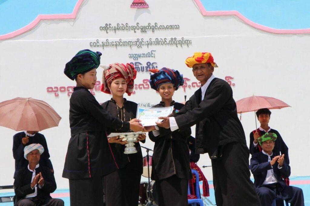 ထီရီးရွာတွင် သတ္တမကြိမ်မြှောက် ပအိုဝ်းစာ​ပေ၊ သုဝဏ္ဏဘူမိဓမ္မစကူးလ်သင်တန်းဆင်းပွဲ အခမ်းအနားကျင်းပ