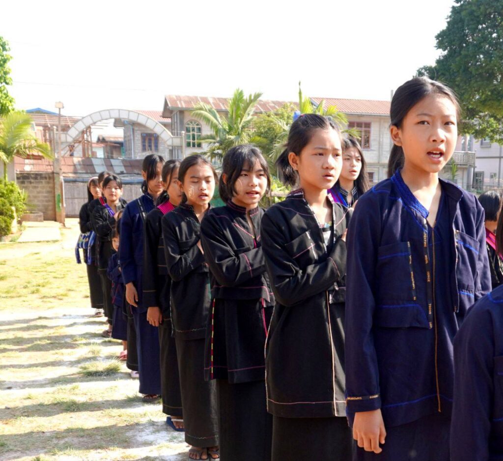 ဖြားတန်ကောင်ခယ်ႏဗျူဟာ ဗျူဟာမှူး ဒုတိယပိုလ်ႏကဲႏတန် ခွန်သာထွန်း+မွိးနင်ꩻဟွမ်လꩻ နားဟွိုန်ꩻဗူႏလွူးစာႏဂလွေꩻ ပအိုဝ်ႏပေႏကျောင်ꩻသားမူ
