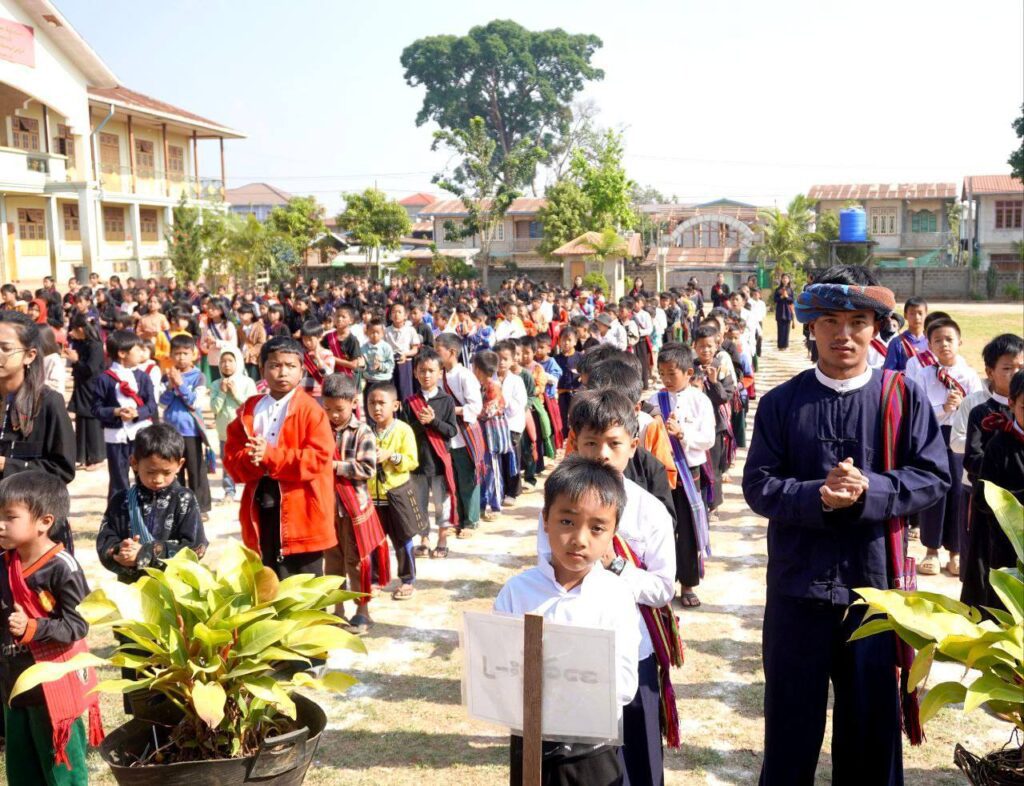 ဖြားတန်ကောင်ခယ်ႏဗျူဟာ ဗျူဟာမှူး ဒုတိယပိုလ်ႏကဲႏတန် ခွန်သာထွန်း+မွိးနင်ꩻဟွမ်လꩻ နားဟွိုန်ꩻဗူႏလွူးစာႏဂလွေꩻ ပအိုဝ်ႏပေႏကျောင်ꩻသားမူ