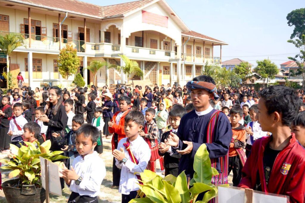ဖြားတန်ကောင်ခယ်ႏဗျူဟာ ဗျူဟာမှူး ဒုတိယပိုလ်ႏကဲႏတန် ခွန်သာထွန်း+မွိးနင်ꩻဟွမ်လꩻ နားဟွိုန်ꩻဗူႏလွူးစာႏဂလွေꩻ ပအိုဝ်ႏပေႏကျောင်ꩻသားမူ