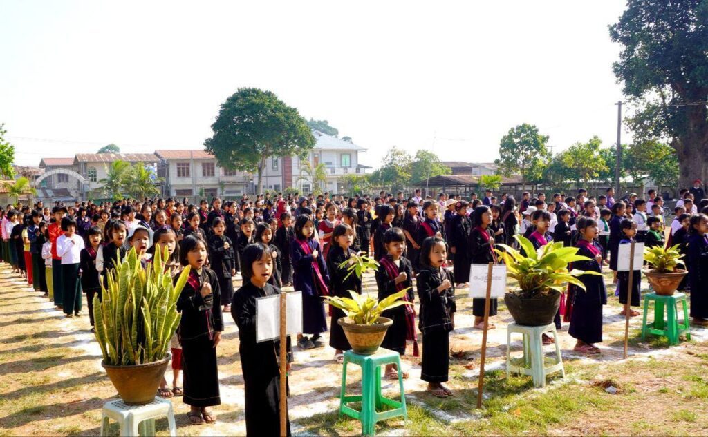 ဖြားတန်ကောင်ခယ်ႏဗျူဟာ ဗျူဟာမှူး ဒုတိယပိုလ်ႏကဲႏတန် ခွန်သာထွန်း+မွိးနင်ꩻဟွမ်လꩻ နားဟွိုန်ꩻဗူႏလွူးစာႏဂလွေꩻ ပအိုဝ်ႏပေႏကျောင်ꩻသားမူ