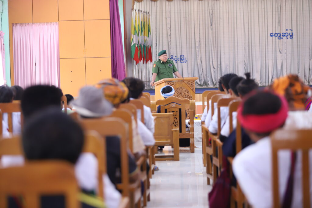 ဥပဒေဘောင်အတွင်းပြန်ဝင်လာသည့် PNLO တပ်ဖွဲဝင်များအား မိဘထံပြန်လည်အပ်နှံ