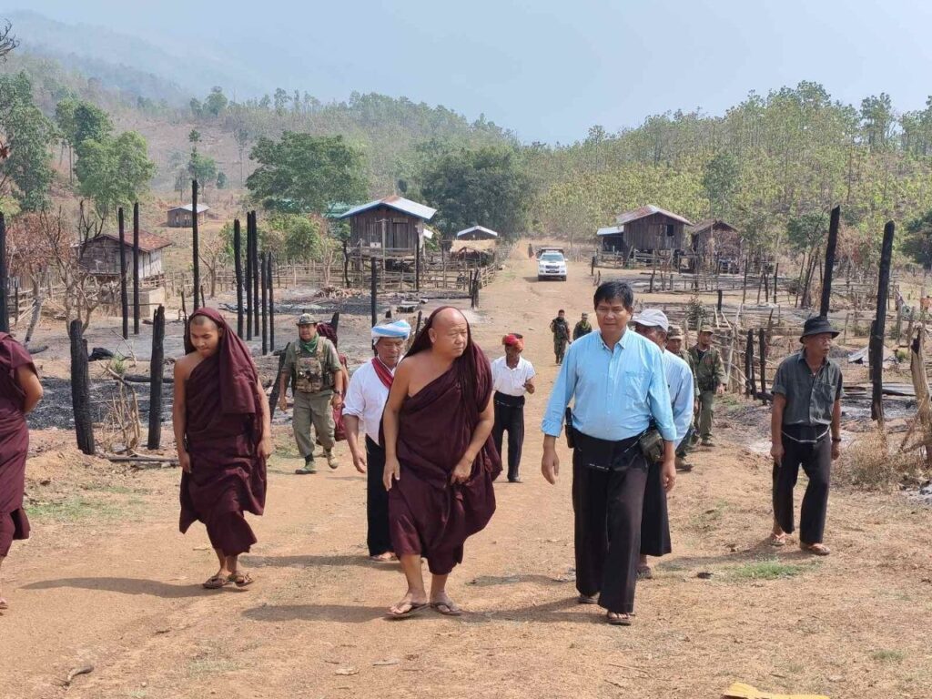 နောင်တောင်းဆရာတော်ဦးဆောင်ပြီး တိုက်ပွဲကြောင့်မီးလောင်သွားသည့် မြေဖြူကျေးရွာအား စားသောက်ကုန်များသွားရောက်လှူဒါန်း