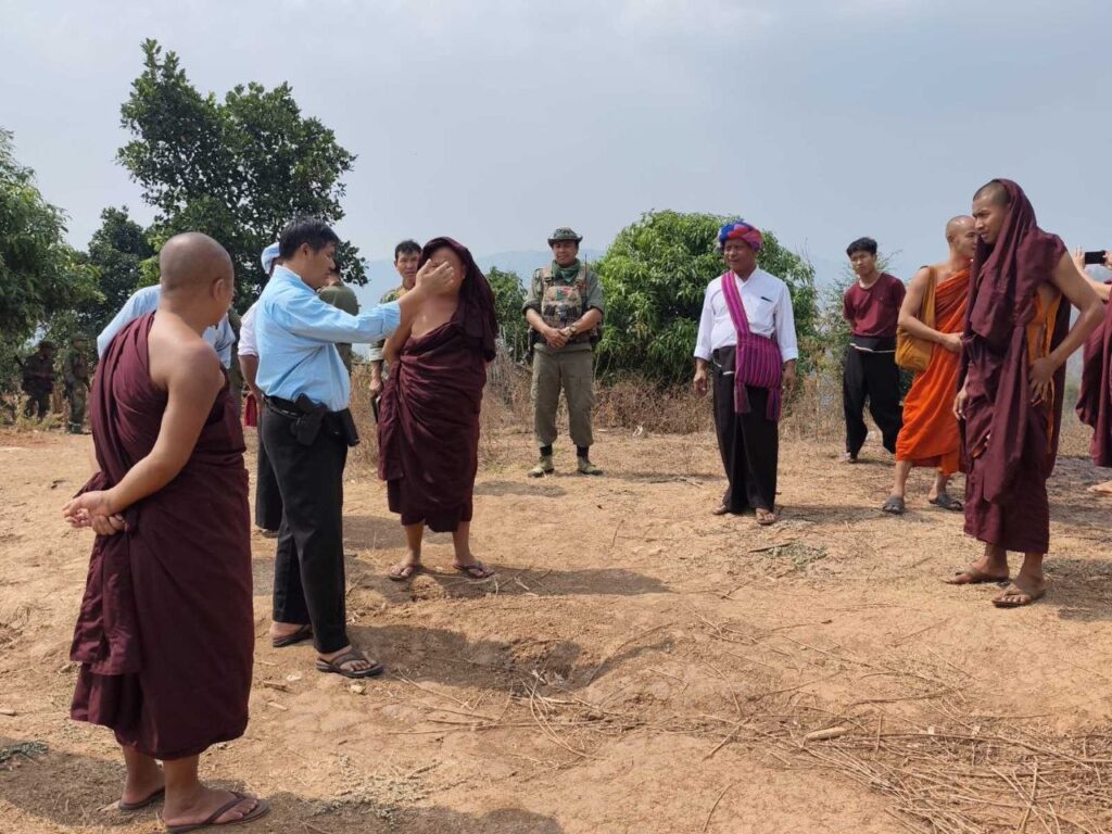နောင်တောင်းဆရာတော်ဦးဆောင်ပြီး တိုက်ပွဲကြောင့်မီးလောင်သွားသည့် မြေဖြူကျေးရွာအား စားသောက်ကုန်များသွားရောက်လှူဒါန်း