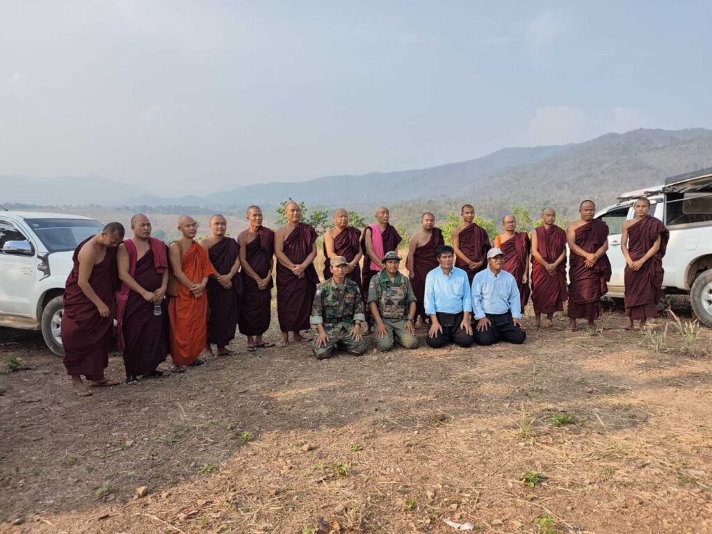 နောင်တောင်းဆရာတော်ဦးဆောင်ပြီး တိုက်ပွဲကြောင့်မီးလောင်သွားသည့် မြေဖြူကျေးရွာအား စားသောက်ကုန်များသွားရောက်လှူဒါန်း