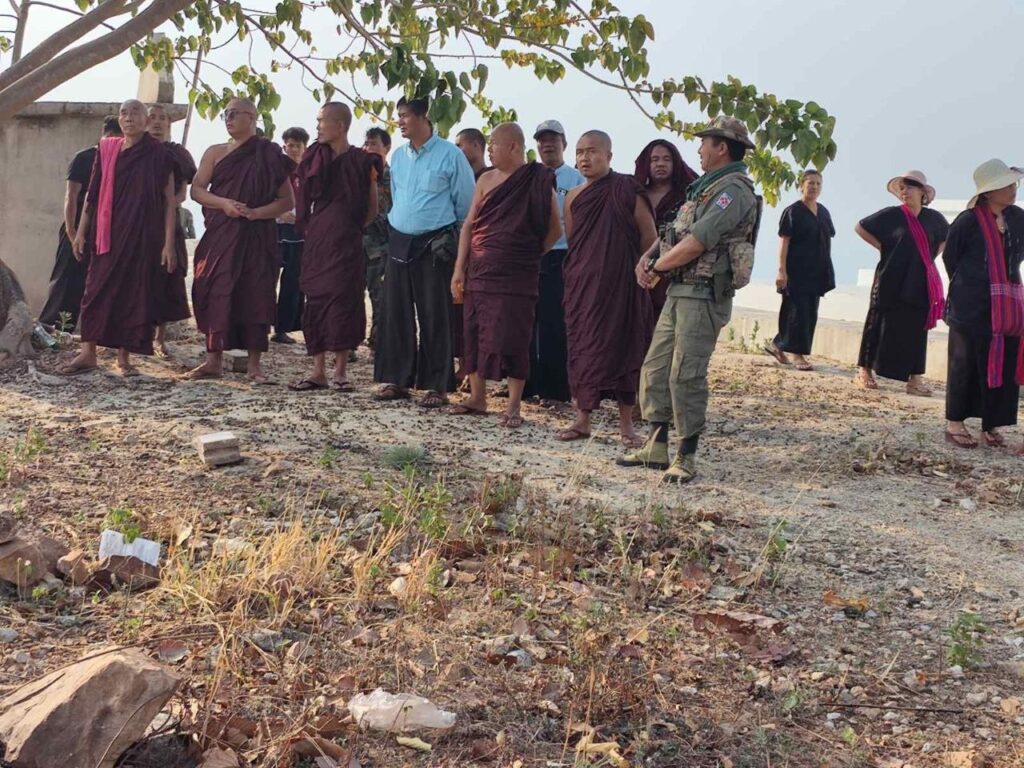 နောင်တောင်းဆရာတော်ဦးဆောင်ပြီး တိုက်ပွဲကြောင့်မီးလောင်သွားသည့် မြေဖြူကျေးရွာအား စားသောက်ကုန်များသွားရောက်လှူဒါန်း