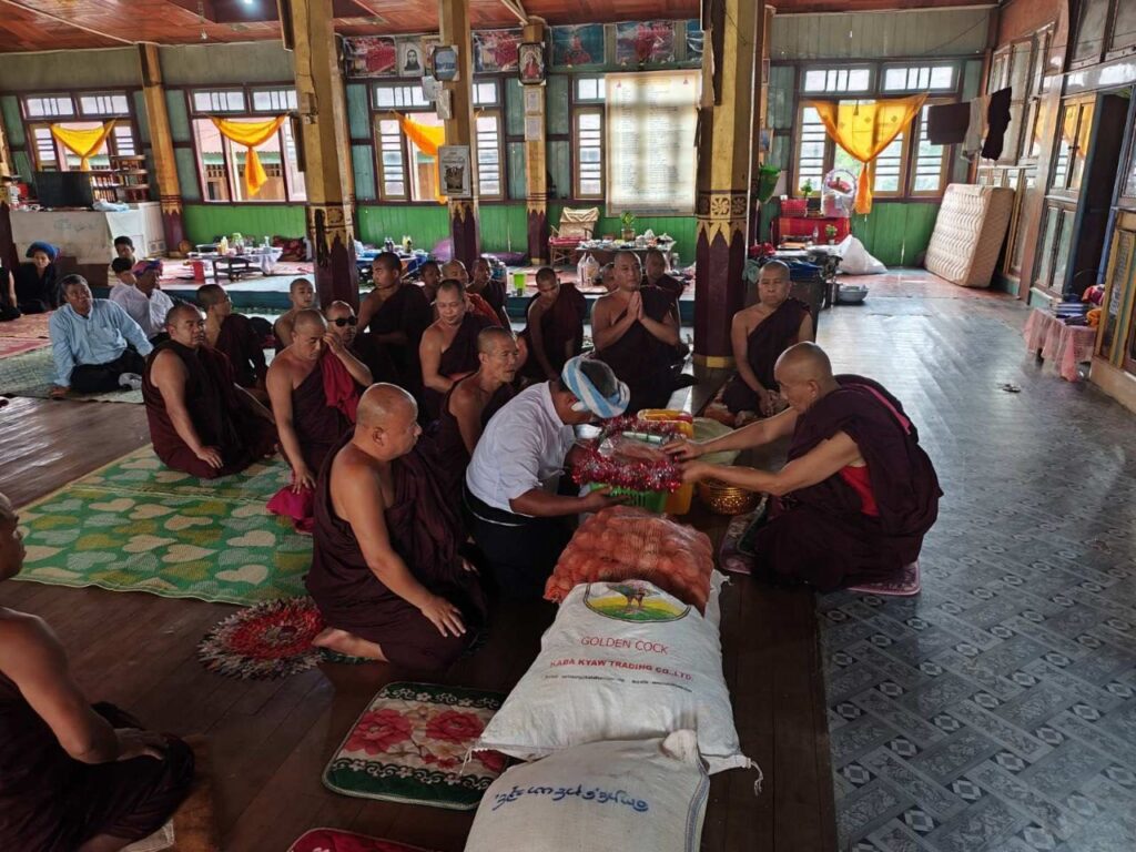 နောင်တောင်းဆရာတော်ဦးဆောင်ပြီး တိုက်ပွဲကြောင့်မီးလောင်သွားသည့် မြေဖြူကျေးရွာအား စားသောက်ကုန်များသွားရောက်လှူဒါန်း