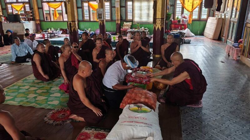 နောင်တောင်းဆရာတော်ဦးဆောင်ပြီး တိုက်ပွဲကြောင့်မီးလောင်သွားသည့် မြေဖြူကျေးရွာအား စားသောက်ကုန်များသွားရောက်လှူဒါန်း