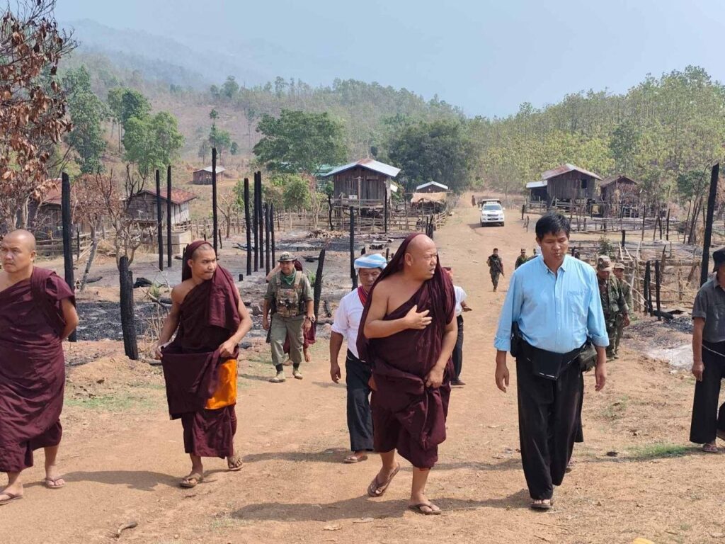နောင်တောင်းဆရာတော်ဦးဆောင်ပြီး တိုက်ပွဲကြောင့်မီးလောင်သွားသည့် မြေဖြူကျေးရွာအား စားသောက်ကုန်များသွားရောက်လှူဒါန်း