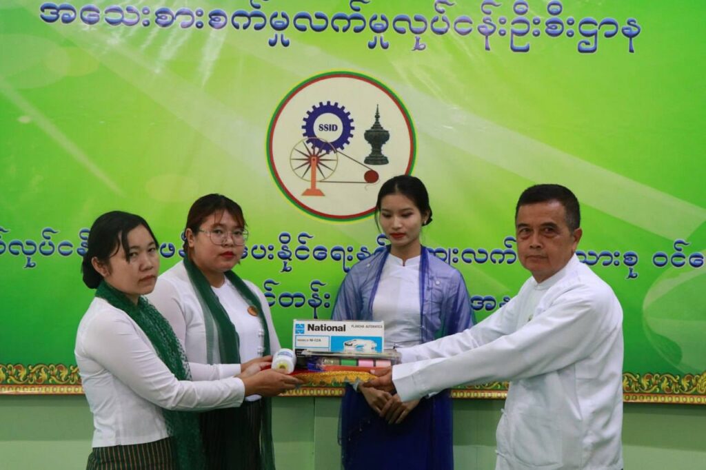 စစ်မှုထမ်းဟောင်းအဆင့်မြင့်အိမ်ရာ၌ စက်ချုပ်နည်းပညာသင်တန်း ဖွင့်ပွဲအခမ်းအနားတွင် လျှပ်စစ်၊ စွမ်းအင်၊ စက်မှုနှင့်လမ်းပန်ဆက်သွယ်ရ