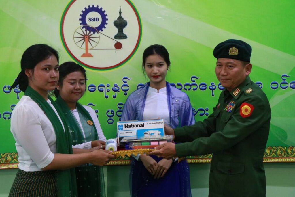 စစ်မှုထမ်းဟောင်းအဆင့်မြင့်အိမ်ရာ၌ စက်ချုပ်နည်းပညာသင်တန်း ဖွင့်ပွဲအခမ်းအနားတွင် လျှပ်စစ်၊ စွမ်းအင်၊ စက်မှုနှင့်လမ်းပန်ဆက်သွယ်ရ