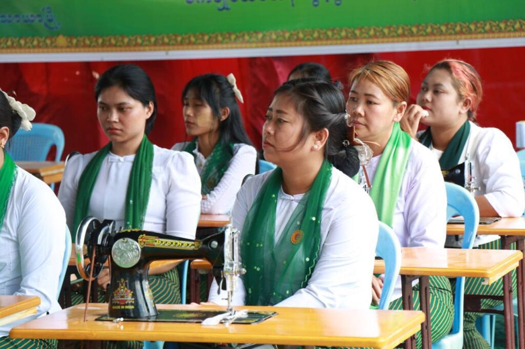 စစ်မှုထမ်းဟောင်းအဆင့်မြင့်အိမ်ရာ၌ စက်ချုပ်နည်းပညာသင်တန်း ဖွင့်ပွဲအခမ်းအနားတွင် လျှပ်စစ်၊ စွမ်းအင်၊ စက်မှုနှင့်လမ်းပန်ဆက်သွယ်ရ