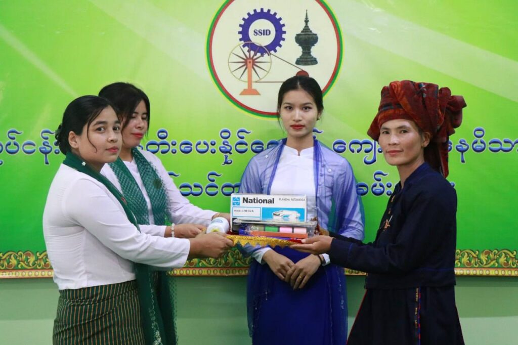 စစ်မှုထမ်းဟောင်းအဆင့်မြင့်အိမ်ရာ၌ စက်ချုပ်နည်းပညာသင်တန်း ဖွင့်ပွဲအခမ်းအနားတွင် လျှပ်စစ်၊ စွမ်းအင်၊ စက်မှုနှင့်လမ်းပန်ဆက်သွယ်ရ