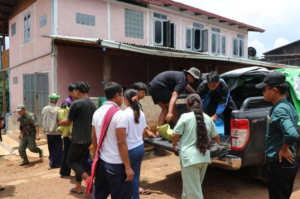 ပအိုဝ်းစာပေနှင့် ယဉ်‌ကျေးမူအဖွဲ့၊ ဗဟိုကြက်ခြေနီအဖွဲ့တို့က စုပေါင်းကာ ဗိုလ်မှူးစောမောင်နှင့် လုံခြုံရေးအဖွဲ့တို့ကဦးဆောင်ကာ တော