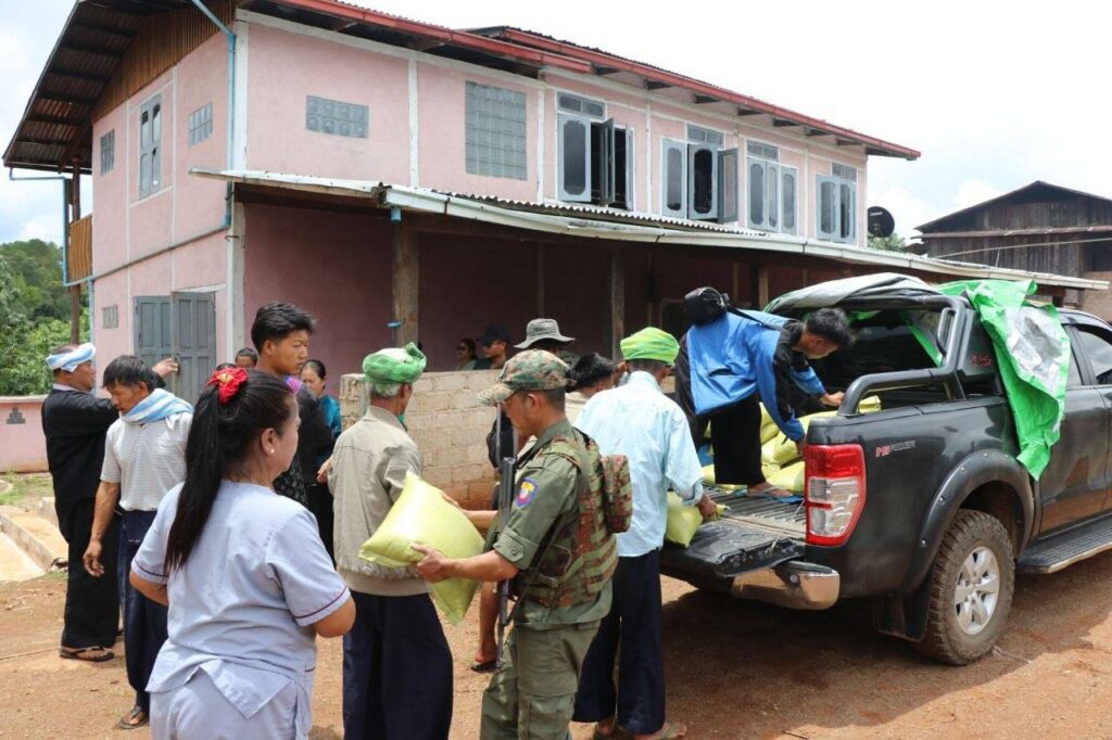 ပအိုဝ်းစာပေနှင့် ယဉ်‌ကျေးမူအဖွဲ့၊ ဗဟိုကြက်ခြေနီအဖွဲ့တို့က စုပေါင်းကာ ဗိုလ်မှူးစောမောင်နှင့် လုံခြုံရေးအဖွဲ့တို့ကဦးဆောင်ကာ တော