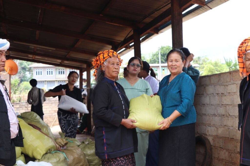 ပအိုဝ်းစာပေနှင့် ယဉ်‌ကျေးမူအဖွဲ့၊ ဗဟိုကြက်ခြေနီအဖွဲ့တို့က စုပေါင်းကာ ဗိုလ်မှူးစောမောင်နှင့် လုံခြုံရေးအဖွဲ့တို့ကဦးဆောင်ကာ တော